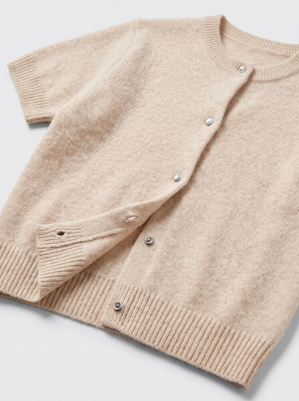 Cardigan a maniche corte in maglia morbida
